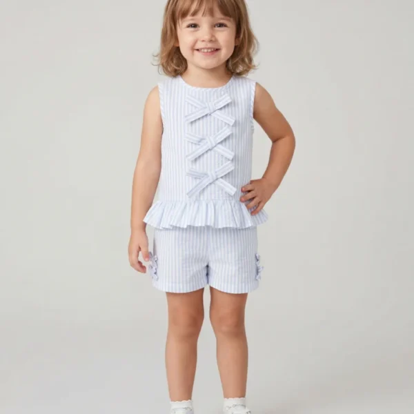 طقم صيفي مخطط بفيونكات رقيقة لإطلالة ناعمة.